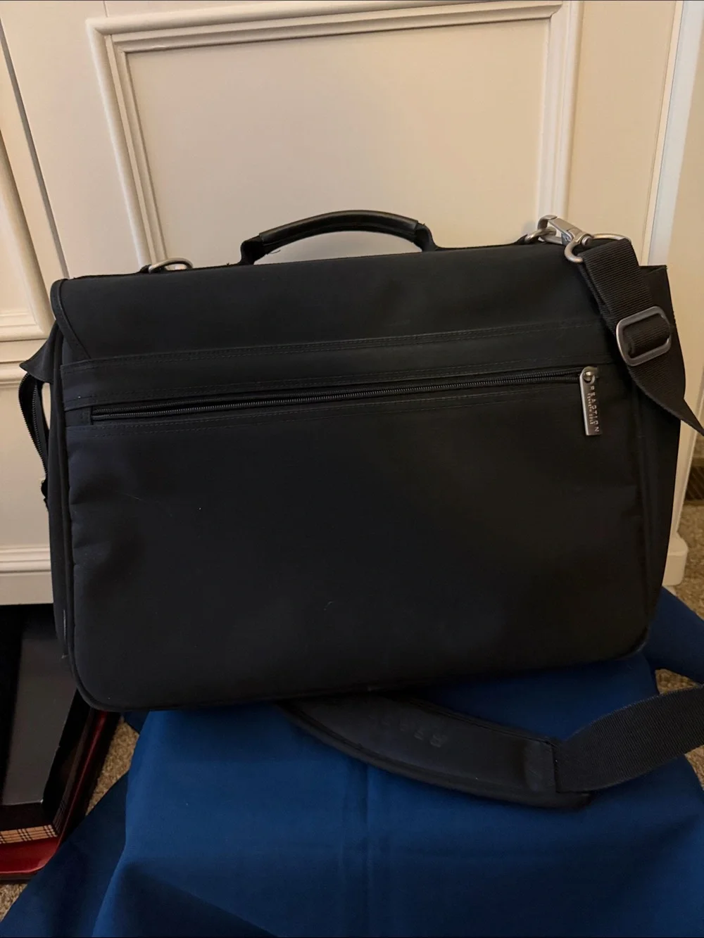 Kenneth Cole Reaction Black Messenger /Laptop Bag with Adjustable Strap